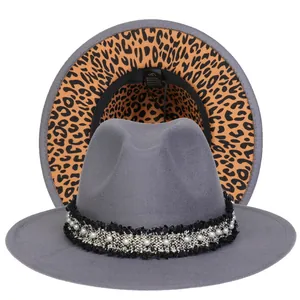 Dettaglio cappello fedora grigio con fodera leopardata e nastro di perle