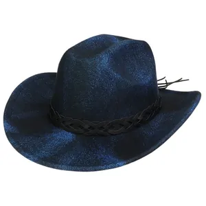 Detailansicht vom glitzernden blauen Cowboyhut mit schwarzem Flechtband und Fransen