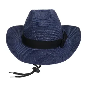 Detail eines marineblauen Stroh-Cowboyhuts mit schwarzem Band und verstellbarem Kinnriemen