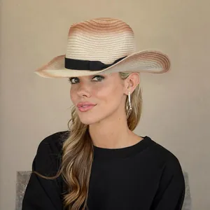 Vista de detalle de un sombrero de paja degradado estilo cowboy con cinta negra anudada