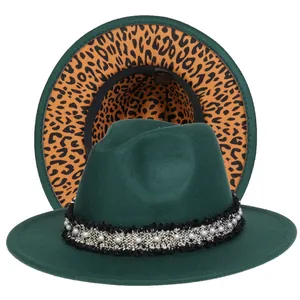 Dettaglio del cappello fedora verde scuro con nastro di perle e fodera leopardata