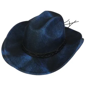 Detail eines dunkelblauen Glitzer-Cowboyhuts mit schwarzem Webband und breiter Krempe