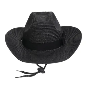 Detail eines schwarzen Stroh-Cowboyhuts mit gewebter Textur, Satinband und verstellbarem Kinnriemen