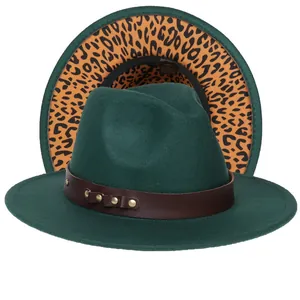 Dettaglio del cappello fedora in feltro verde scuro con interno tesa leopardato