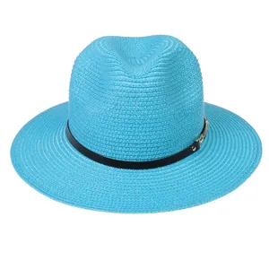Détail du chapeau Panama bleu avec texture de paille fine et ruban en cuir noir à boucle