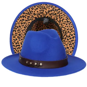 Dettaglio cappello fedora blu con fodera leopardata e fascia in pelle borchiata