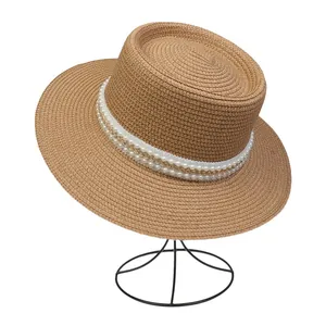 Detailansicht Damen Strohhut mit eleganter Perlenspitze und goldener Kette am Hutband
