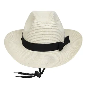 Detailansicht Strohhut in Creme mit schwarzem Band und verstellbarem Windschutzband
