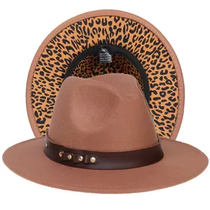 Cappello fedora marrone con cinturino in pelle borchiato e interno leopardato