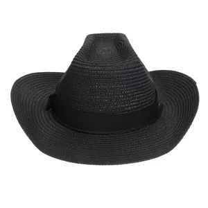 Detail der spiralförmigen Webart und des Textilbands am schwarzen Stroh-Cowboyhut