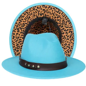 Dettaglio del fedora blu acceso con cintura dorata e fodera della tesa leopardata