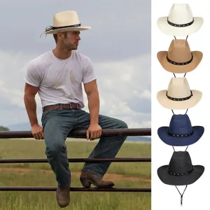 Details von Stroh-Cowboyhüten in fünf Farben mit Sternnieten und verstellbaren Kordeln