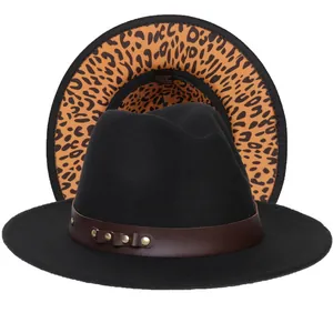 Dettaglio cappello fedora in lana con tesa leopardata e cinturino in pelle con borchie