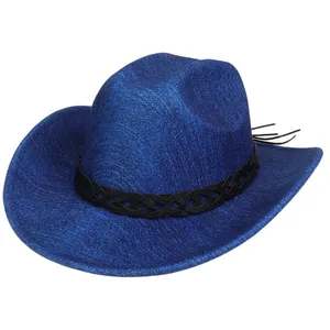 Detailansicht des königsblauen Cowboyhuts mit Glitzer-Finish und schwarzem Webband mit Quaste