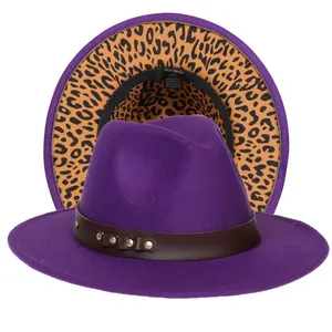 Dettaglio cappello fedora viola con tesa leopardata e fascia in pelle con borchie