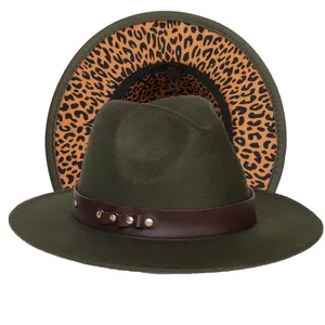 Dettaglio cappello fedora oliva con falda leopardata e fascia in pelle con borchie