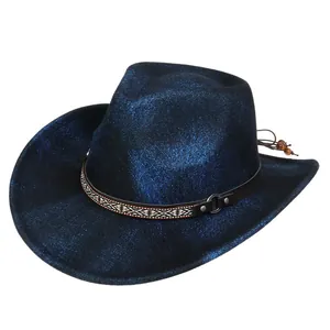 Detail eines blauen Metallic Cowboyhuts mit ethnischem Band und Holzperlen-Anhänger