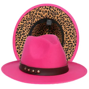 Dettaglio cappello jazz rosa con tesa leopardata e cinturino in pelle con borchie