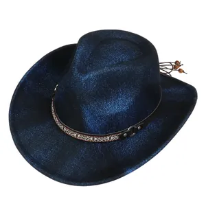 Detail eines dunkelblauen Western-Cowboyhuts mit ethnischem Band und Holzperlenquasten