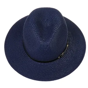 Vue détaillée d'un chapeau Panama bleu marine avec bande noire et boucle dorée