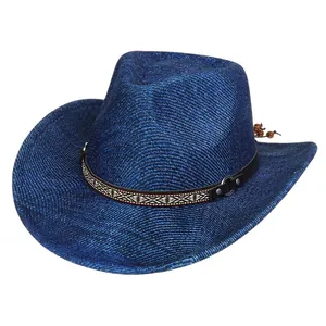 Detail eines dunkelblauen Cowboyhutes mit Ethno-Musterband und Lederriemen-Dekor