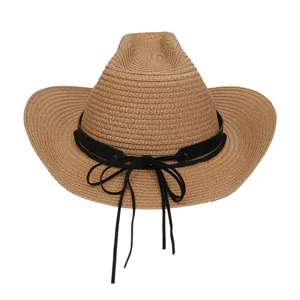 Detailansicht eines handgewebten Stroh-Cowboyhuts mit schwarzem Leder-Zierband