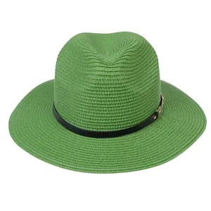 Détail d'un chapeau Panama en paille vert vif avec ruban en cuir noir et boucle dorée