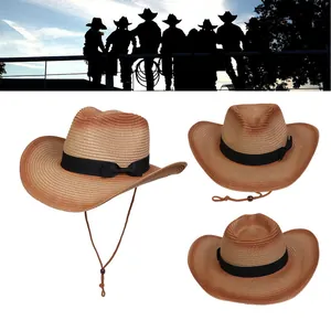 Detalle de sombrero de vaquero de paja tejida con cinta negra y correa ajustable de barbilla