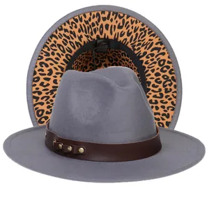 Dettaglio cappello fedora grigio con tesa leopardata e fascia in pelle borchiata