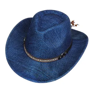 Detail eines dunkelblauen Cowboyhutes mit ethnischem Band und Perlenquasten-Verzierung