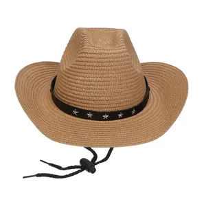 Detailaufnahme von Stroh-Cowboyhut mit silbernen Sternnieten und verstellbarer Kordel