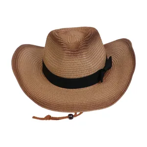 Detalle de un sombrero de sol trenzado marrón con cinta negra y cordón ajustable para mujer