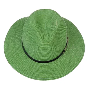 Vue de dessus d'un chapeau Panama vert avec large bord et ruban en cuir noir à boucle dorée