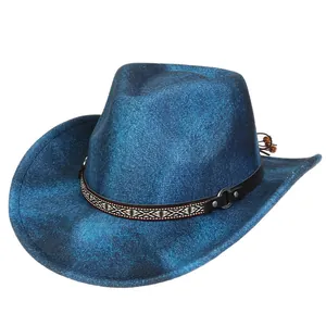 Detailansicht eines Western-Cowboyhuts mit Ethno-Stickband und silberner Metallschnalle