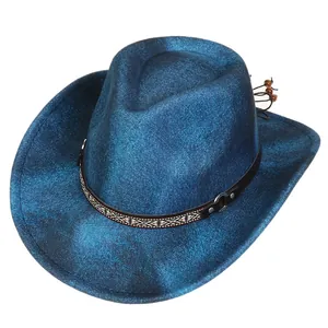 Detail eines Vintage-Cowboyhuts in Marineblau mit ethnischen Webbandern und Schnallen