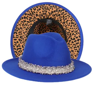 Dettaglio del cappello fedora blu reale con fodera leopardata e nappa di perle