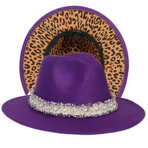 Dettaglio del cappello fedora viola con tesa leopardata e decorazione con perline