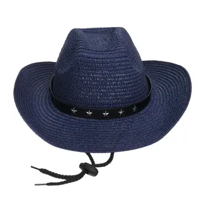 Detail eines dunkelblauen Stroh-Cowboyhutes mit silbernen Sternnieten und verstellbarem Kinnband