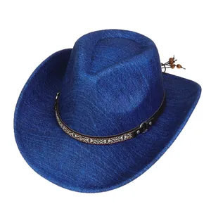 Detail eines blauen Western-Cowboyhuts mit Ethno-Perlenseil und metallischem Glitzer