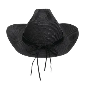 Detailstruktur des schwarzen Stroh-Cowboyhuts mit dünnem Lederband und Quaste