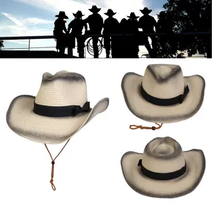 Detalle de sombrero de vaquero de paja tejida con ala degradada y barboquejo