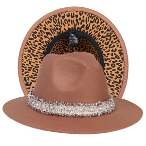 Dettaglio del cappello fedora con tesa leopardata e decorazione di frange di perle