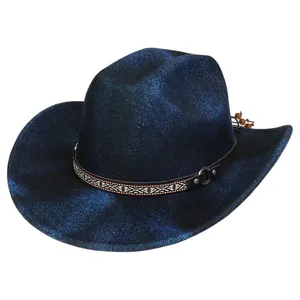 Detailansicht eines glitzernden Cowboyhutes mit ethnischem Webband und Holzperlen