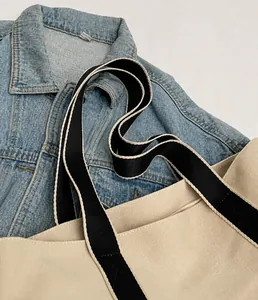 Detalle de correa tejida bicolor en bolso tote de lona con costuras de alta calidad