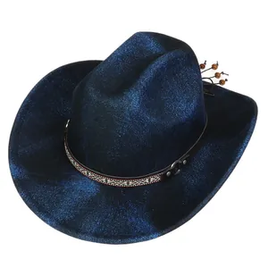 Detail eines blauen Cowboyhuts mit Ethno-Band, Metallnieten und hölzernen Perlen