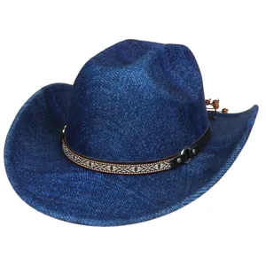 Detail eines blauen Western-Cowboyhuts mit Ethno-Musterband und Holzperlen-Deko