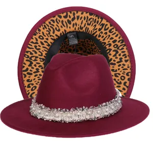 Dettaglio del cappello fedora bordeaux con fascia di perle e tesa con stampa animalier
