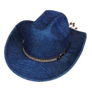 Detail eines blauen Western-Cowboyhuts mit Ethno-Band und dekorativen Holzperlen