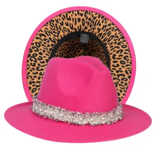 Cappello fedora rosa con nastro di perle e fodera leopardata con etichette interne