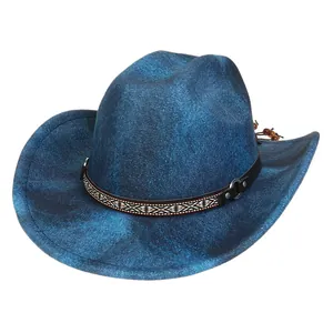 Detail eines blauen Western-Cowboyhuts mit Ethno-Stickerei und Lederperlenband